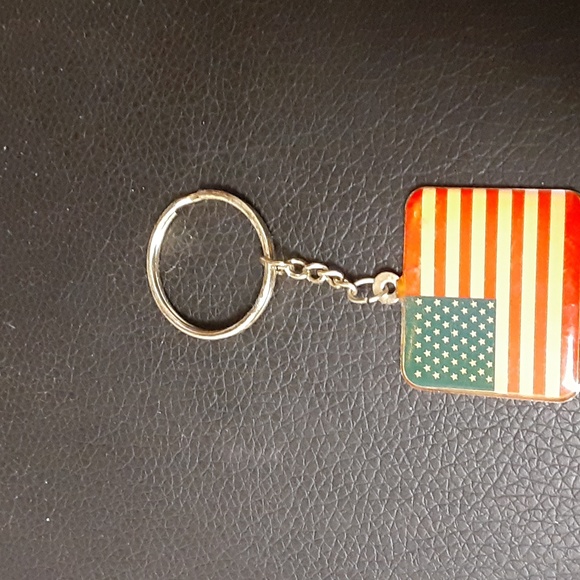 VFW VETERANS OF FOREIGN WAR AMERICAN FLAG KEYCHAIN CHARM NRMINT CONDITION - Picture 2 of 5
